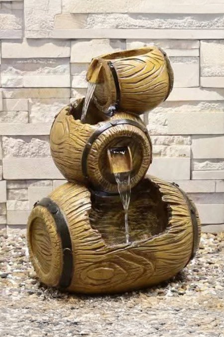 نافورة البراميل الخشبية